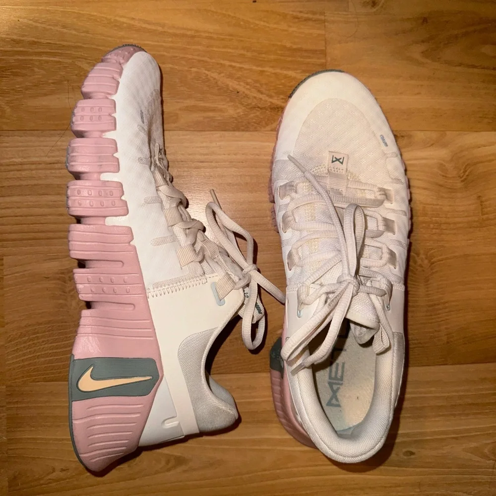 Nike Women's Free Metcon 5 Training Shoes -  Ivory/Peach Gold - Picture 5 of 6